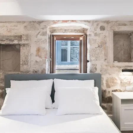 Charming Stone With Jacuzzi In Center Of 아파트 오미스