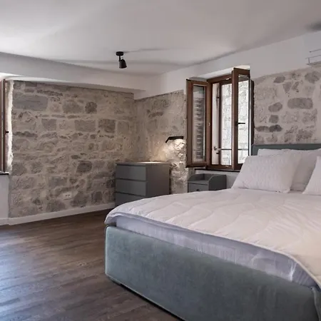 Charming Stone With Jacuzzi In Center Of *