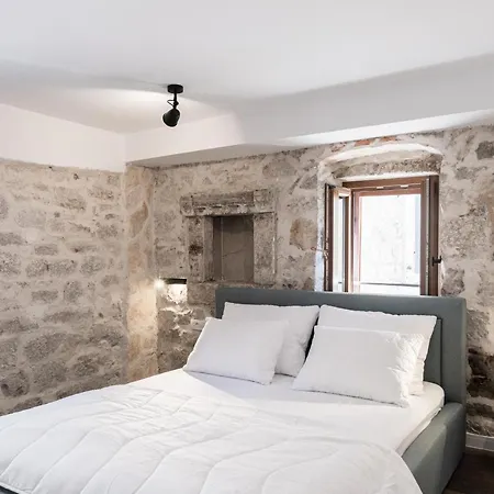 Charming Stone With Jacuzzi In Center Of *