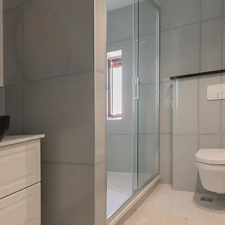 아파트 Charming Stone With Jacuzzi In Center Of 오미스