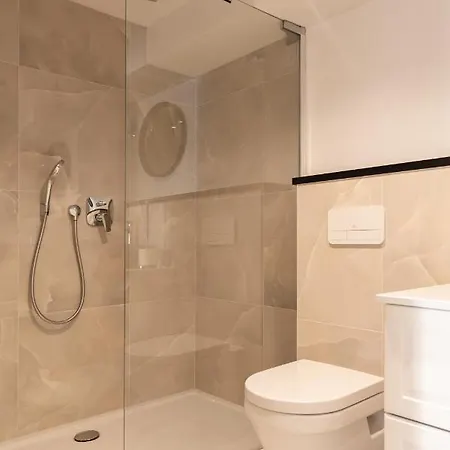 아파트 Charming Stone With Jacuzzi In Center Of 오미스
