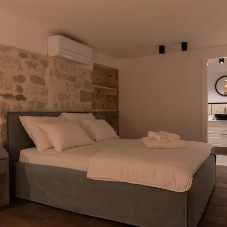 Charming Stone With Jacuzzi In Center Of *