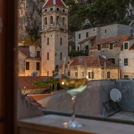Charming Stone With Jacuzzi In Center Of