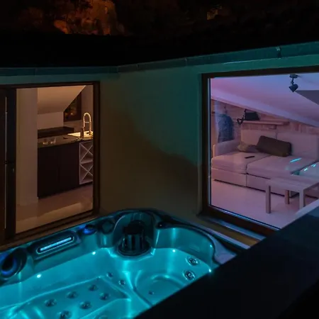 Charming Stone With Jacuzzi In Center Of *