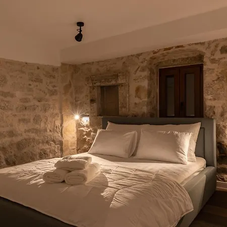 Charming Stone With Jacuzzi In Center Of *