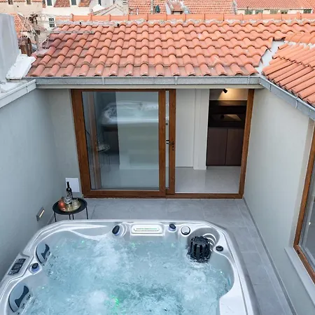 Charming Stone With Jacuzzi In Center Of 오미스