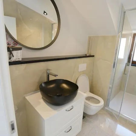Charming Stone With Jacuzzi In Center Of * 오미스